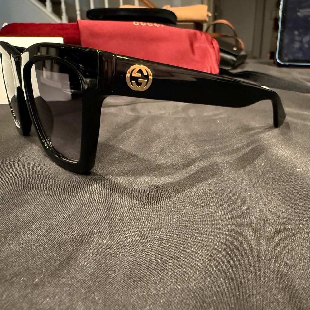Gucci GG1714S cat-eye sunglasses with a black frame and solid grey lenses - Picture 14 of 15